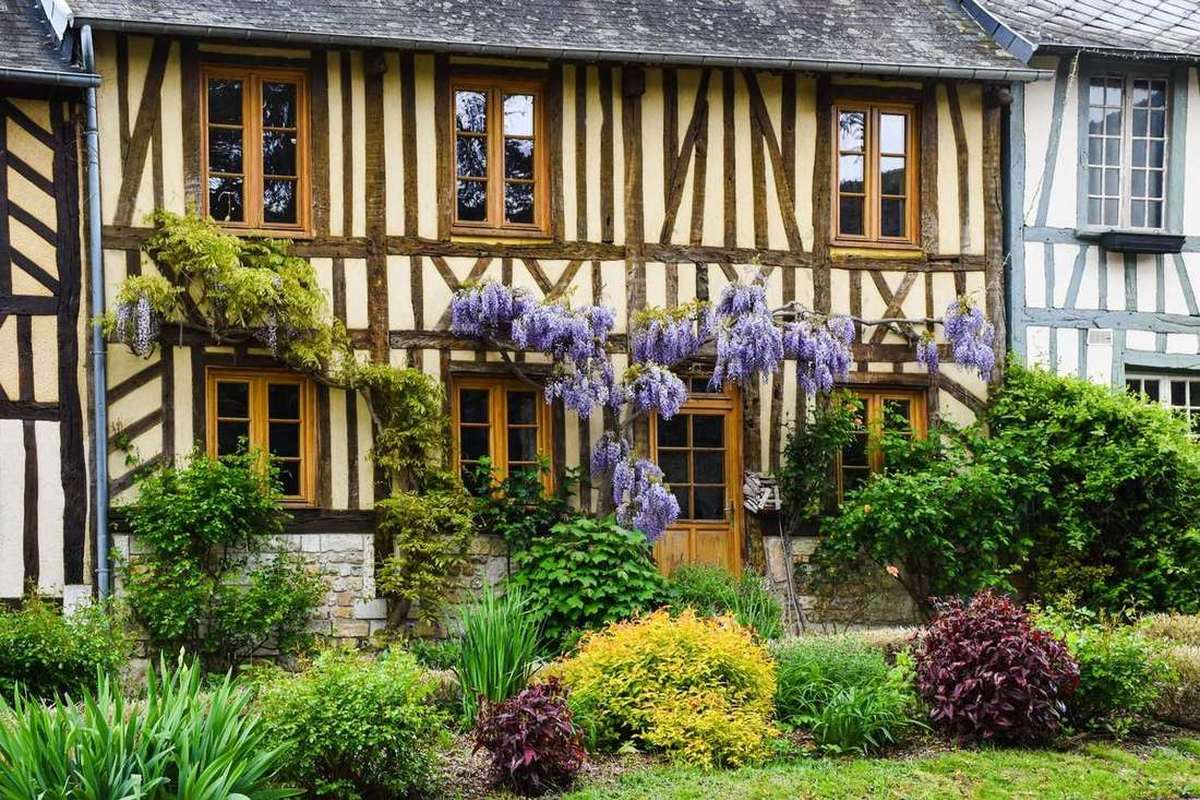 Maison à colombages et jardin clos dans le centre ancien de Dives-sur-Mer, à quelques rues des Halles médiévales